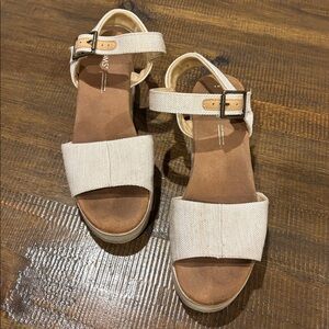 Tom’s Women's Beige Strap Sandals - size 8